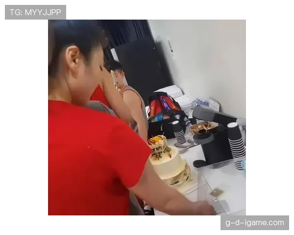 李梦又现豪宅派对，摄像头外的她和球场上判若两人！